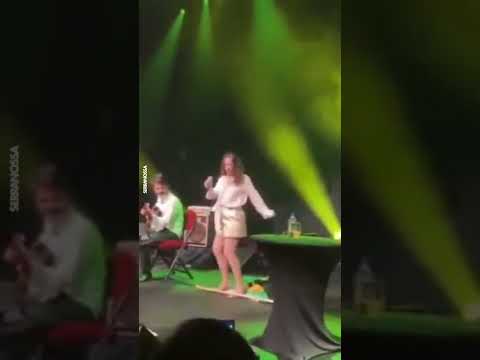 Bebel Gilberto pede desculpas após sambar sobre a bandeira