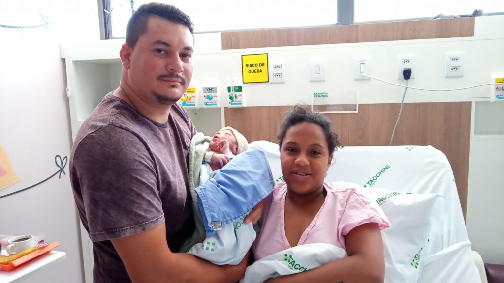 Primeiro bebê de 2023 no Hospital Tramandaí nasce às 02h49min de parto  normal – FHGV