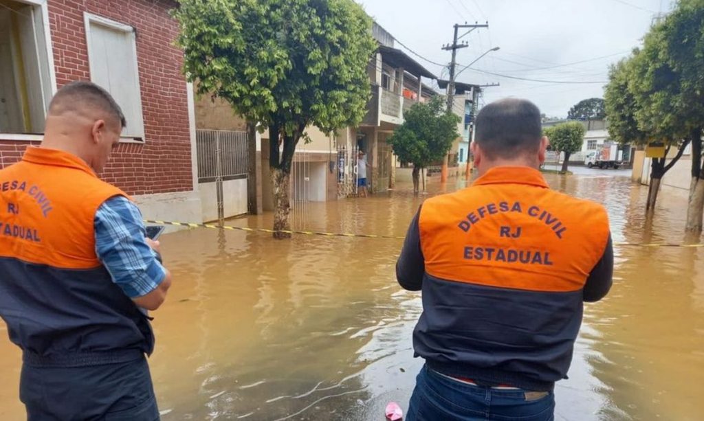 Chuvas em Petrópolis (RJ) deixam pelo menos 34 mortos.
