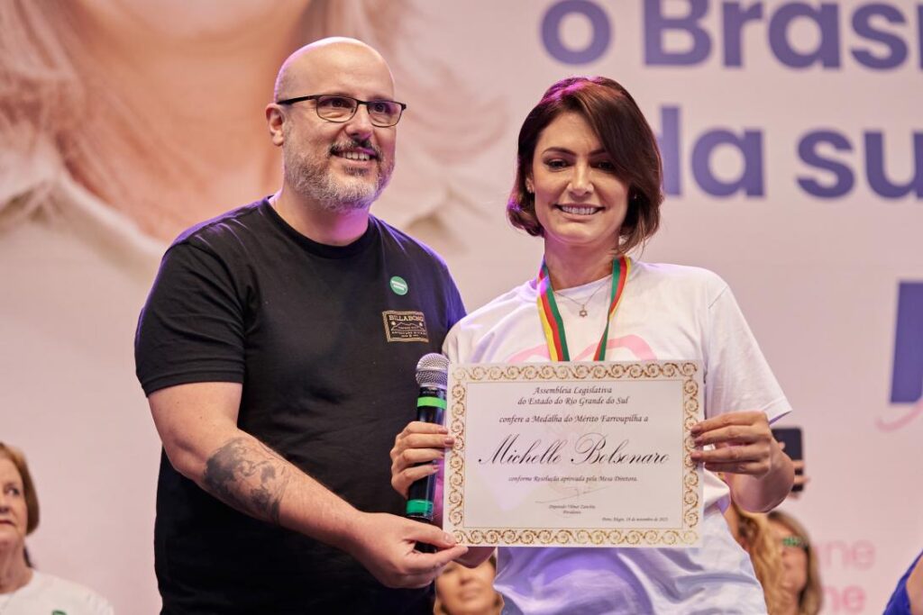 Michelle Bolsonaro recebe Medalha do Mérito Legislativo - Curitiba