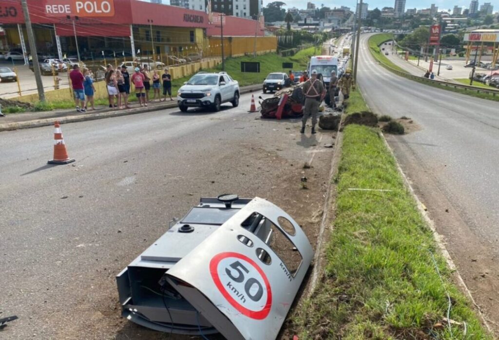 Motorista derruba lombada eletrônica e capota o carro em Farroupilha. Crédito: Rádio Spaço FM