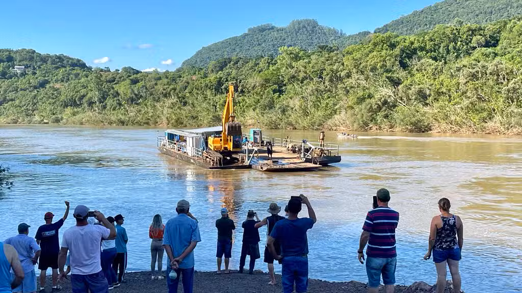 Balsa chega em Santa Bárbara. Foto: Diogo Zanetti