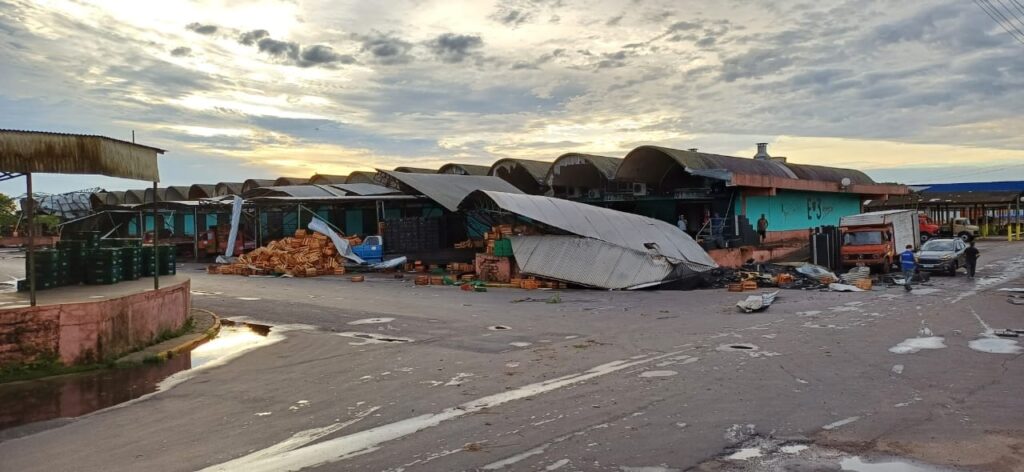 Imagens da destruição no CEASA em Porto Alegre.