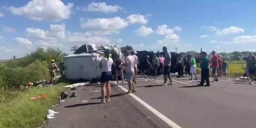 Colisão entre van e caminhão deixa quatro mortos em Santana do Livramento.