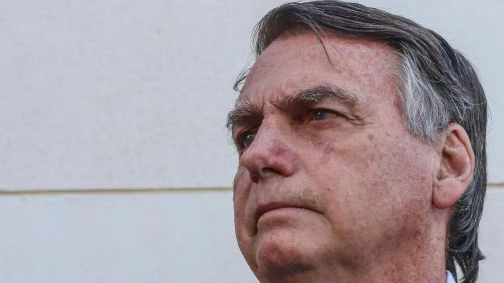 Moraes proíbe Bolsonaro de participar de eventos das Forças Armadas.