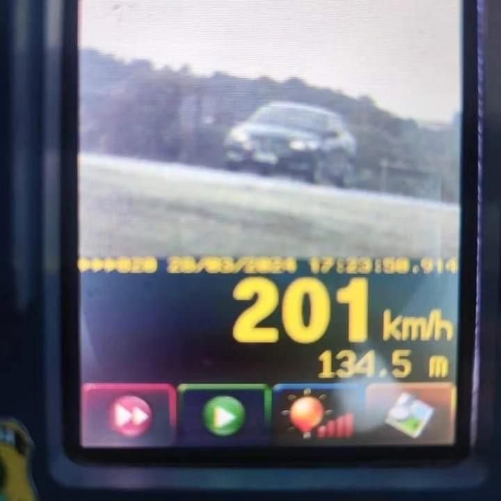 PRF flagra veículo a 201 km/h na Freeway.