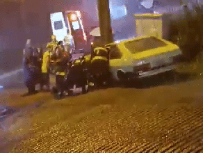 Motorista fica ferido após colidir veículo em poste no Vila Nova II, em Bento