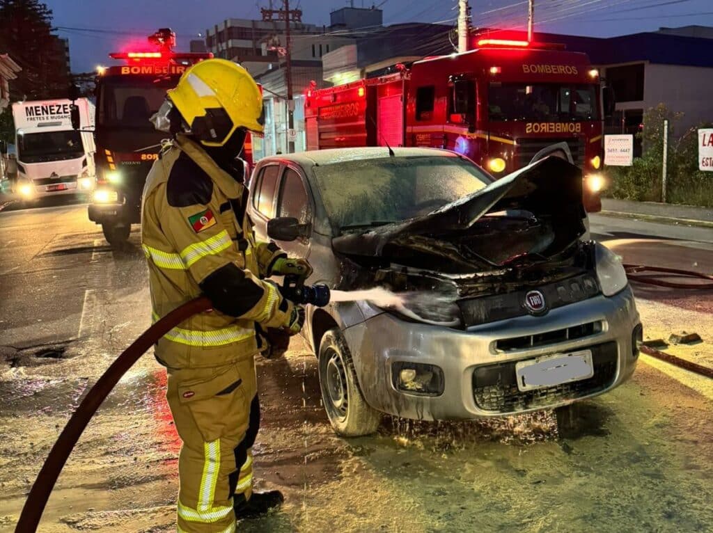 Carro pega fogo em plena avenida Osvaldo Aranha, em Bento Gonçalves