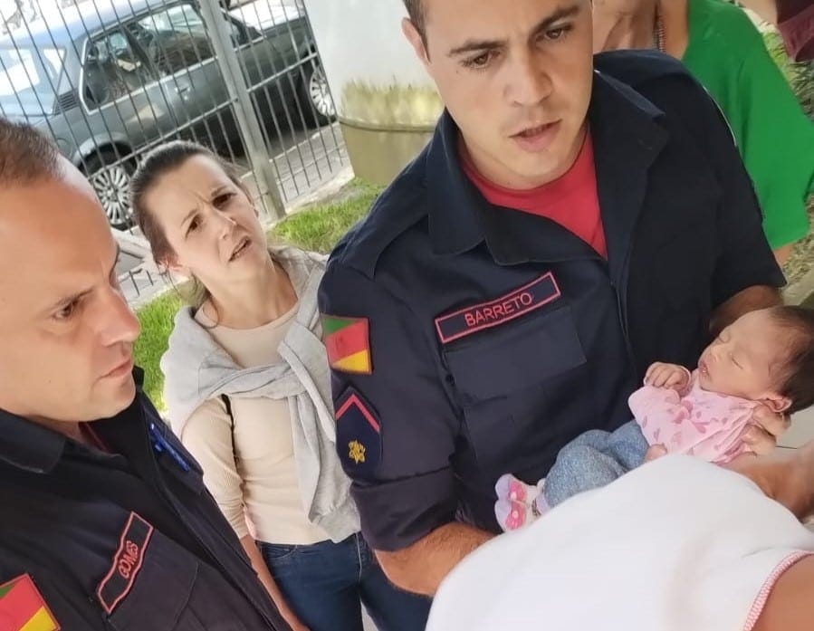 Corpo de Bombeiros e enfermeira salvam bebê de 12 dias em Bento Gonçalves