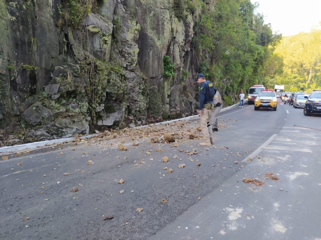 DNIT realiza remoção de pedras na encosta da BR-470, em Bento; trânsito será bloqueado