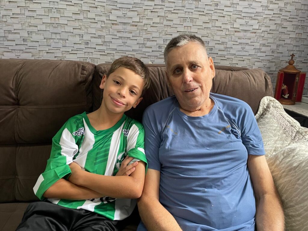 Idoso de Bento Gonçalves viaja para acompanhar treino de futebol do neto