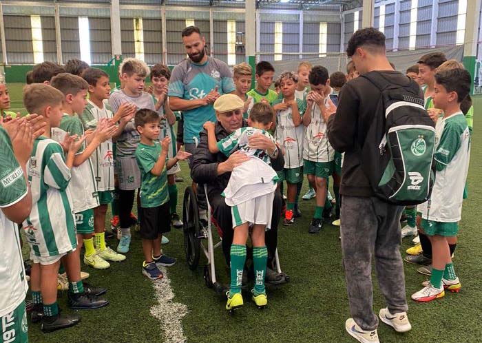 Idoso de Bento Gonçalves viaja para acompanhar treino de futebol do neto