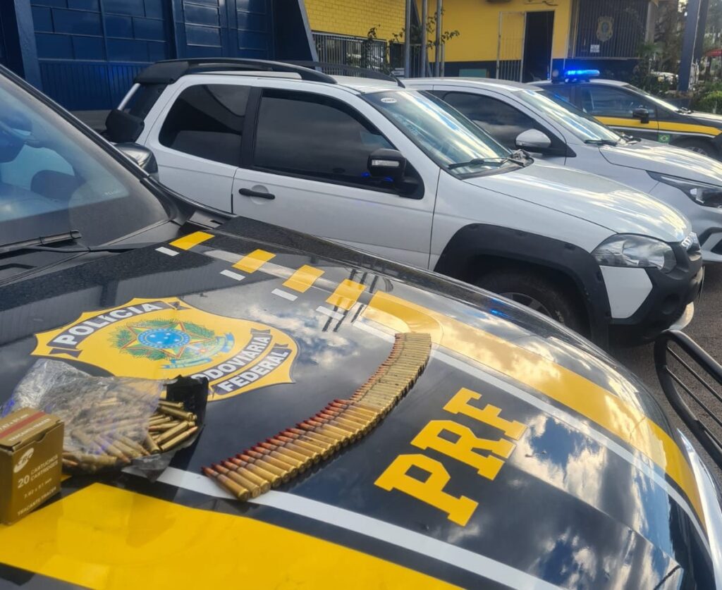 Na Serra Gaúcha, PRF prende 3 pessoas, recupera 2 veículos e apreende munições para fuzil