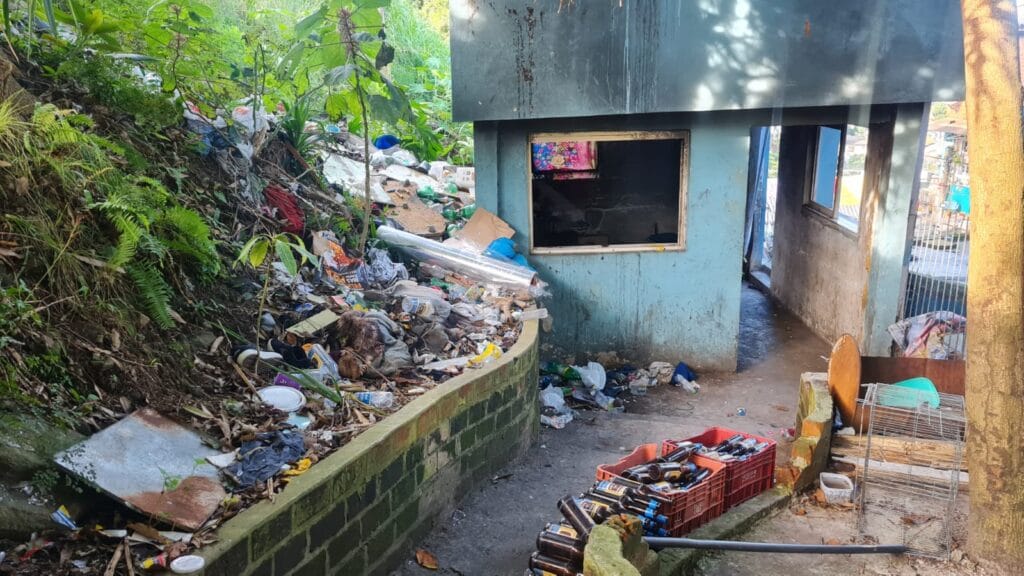 Prefeitura de Bento demole casa abandonada no Conceição