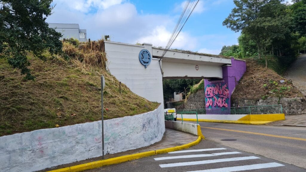 Viaduto do Centro de Bento Gonçalves é revitalizado após anos de pichações