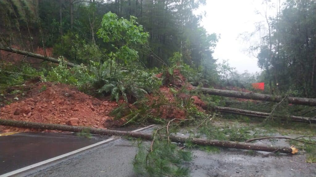 Trecho da BR-470, em Carlos Barbosa, tem deslizamento de terra e é bloqueado