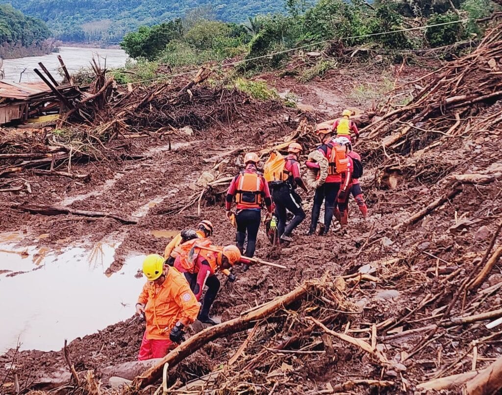 Buscas em Bento são avaliadas após forte chuva e instabilidade do solo