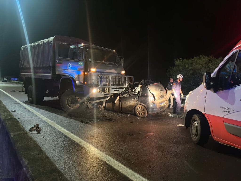 Acidente entre caminhão do exército e carro de passeio mata três pessoas no RS