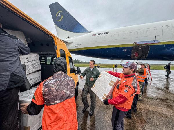 Avião dos Estados Unidos entrega 18 toneladas de donativos para o RS