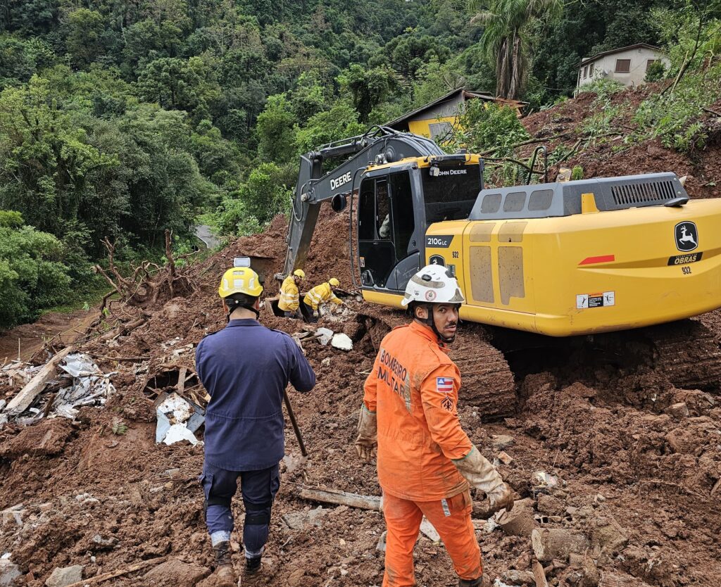 Corpo de Bombeiros resgata últimas vítimas de deslizamento em Caxias do Sul