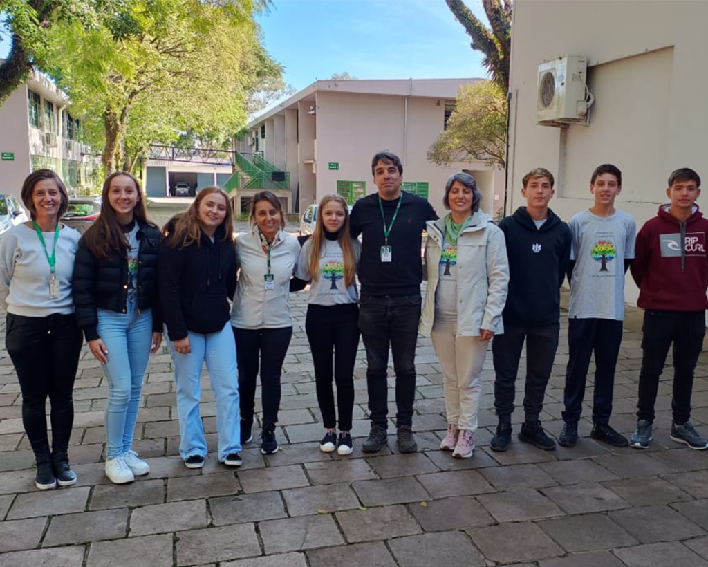 Estudantes de escola da Serra produzem sabão líquido para vítimas das enchentes