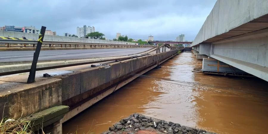 DNIT e PRF interditam ponte sobre o Rio dos Sinos na BR-116/RS.