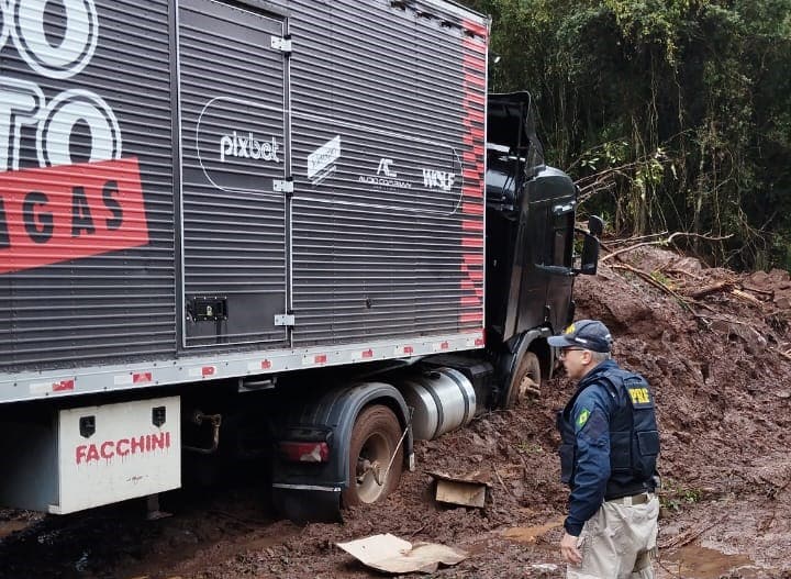 Carregada de donativos, carreta do Sorriso Maroto sofre acidente em Caxias