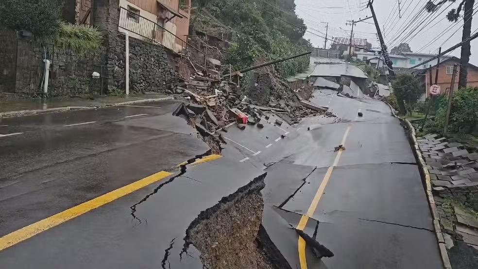 Rua desmorona após chuva em Gramado, na Serra Gaúcha