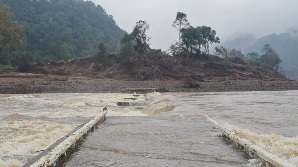 Cerca de 40 metros da base da Ponte de Cotiporã foi levada pelas águas