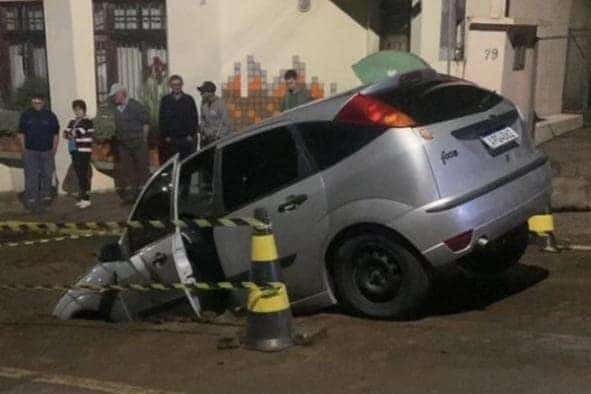 Carro cai em buraco e deixa mãe e criança feridas em Garibaldi