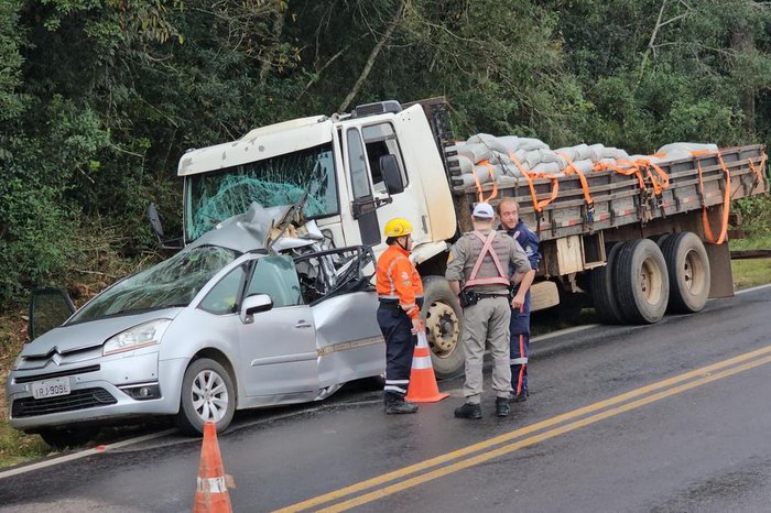 Caminhão arrasta carro por 1 km na RS-235, em Gramado, e motorista morre