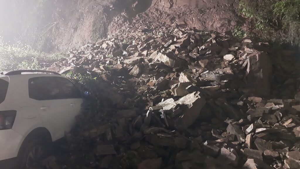 Carro é soterrado por deslizamento de terra, em Carlos Barbosa