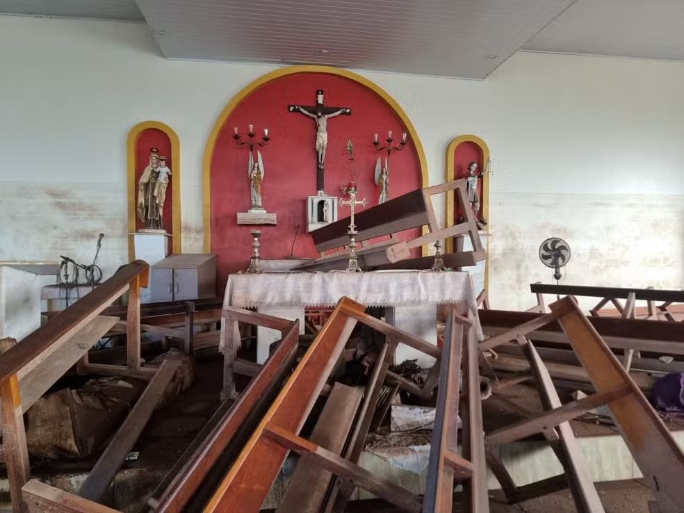 Altar, bíblias e estátuas ficam intactos em igreja atingida por enchente no RS