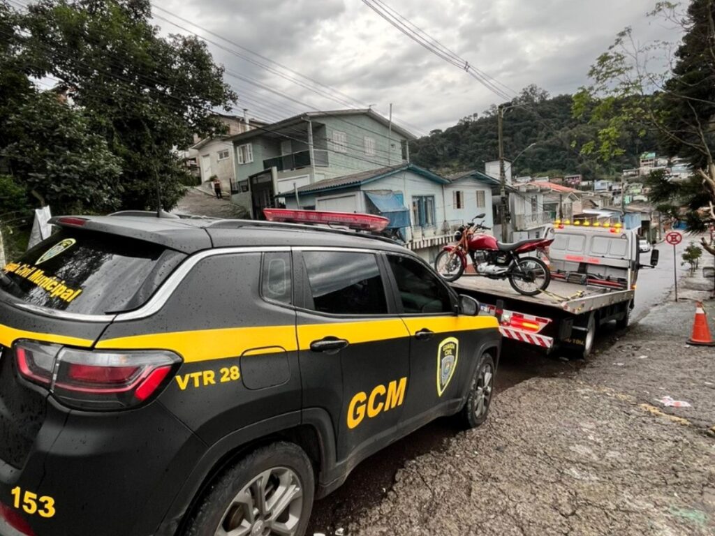 GCM leva jovem para a Delegacia após fuga de moto no bairro Vila Nova