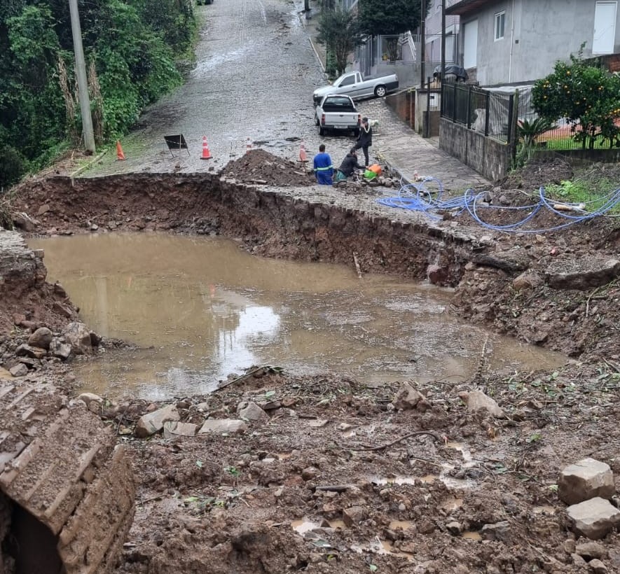 Bairro Verona de Bento sofre com falta de água há dias; Corsan culpa obra da prefeitura