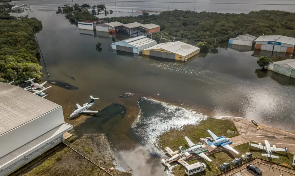 Aeroporto de Porto Alegre deve reabrir apenas na segunda quinzena de dezembro