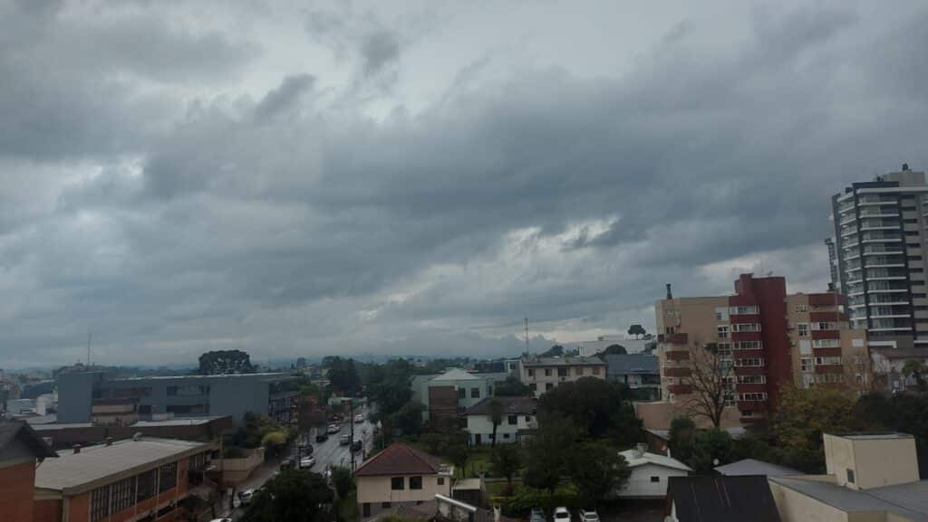 Volta da chuva e queda nas temperaturas estão previstos para os próximos dias no RS