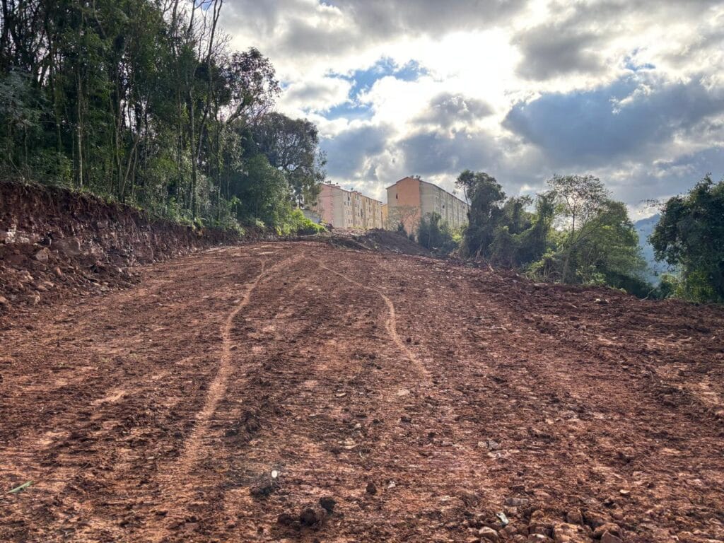 Começa a ser realizada abertura da rua Bramante Mion, no Ouro Verde