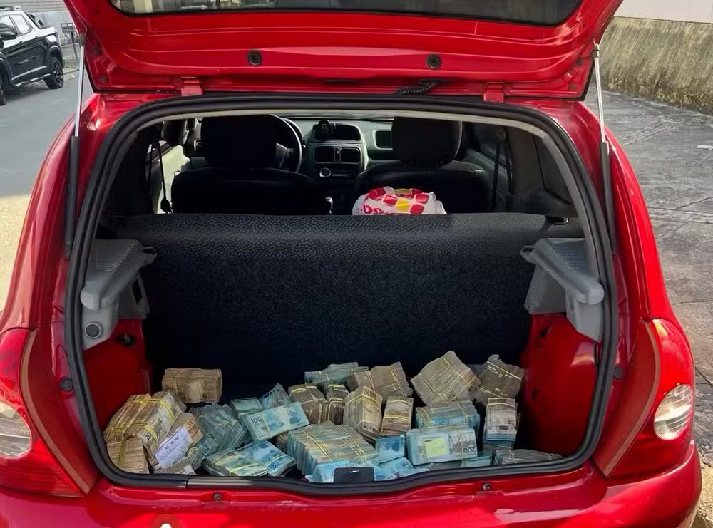 Carro abandonado com mais de R$ 1 milhão no porta-malas.