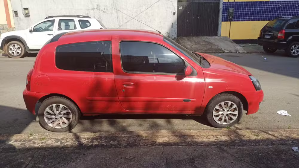 malas

O Clio vermelho ficou estacionado por cerca de 15 dias em frente a um condomínio e tinha mais de um milhão de reais no porta-malas.