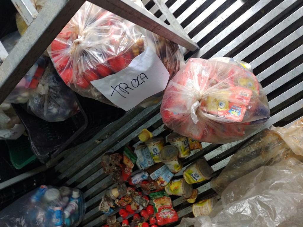 Supermercados são interditados por venderem alimentos afetados pelas enchentes no RS