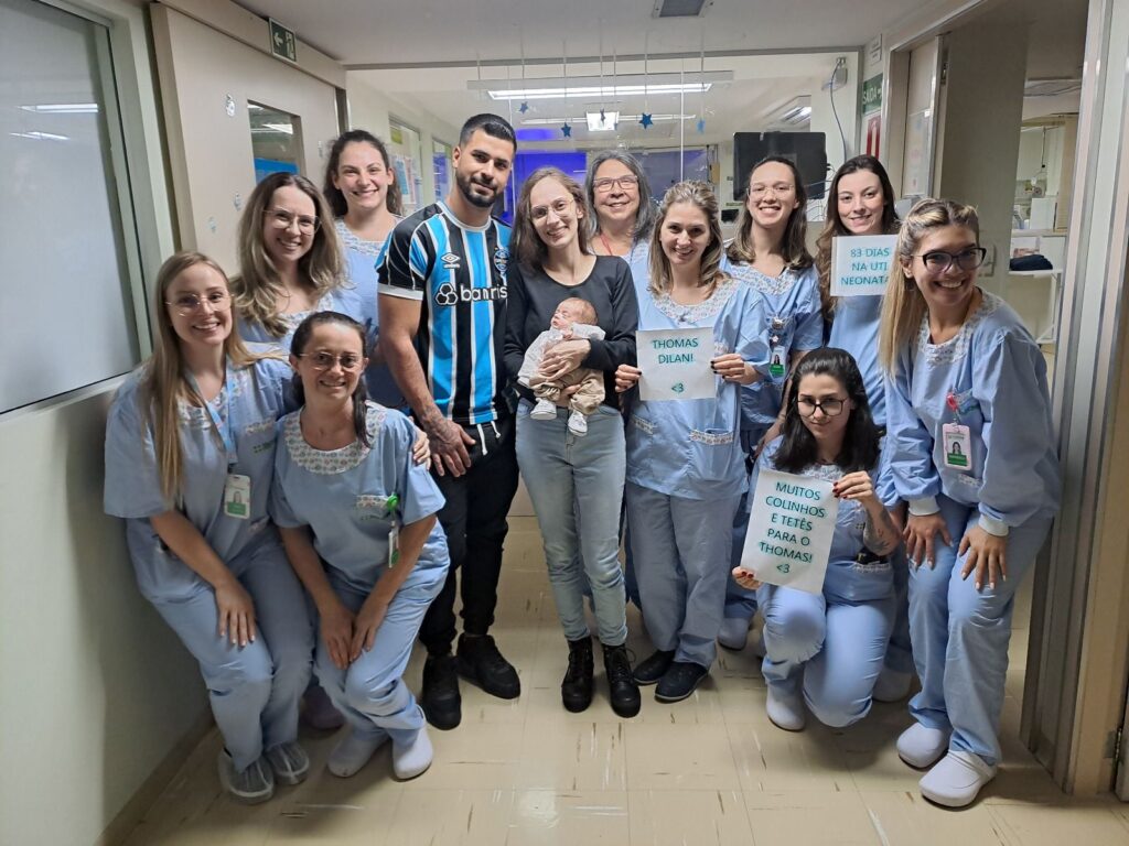 Bebê prematuro ganha alta após 83 dias na UTI Neonatal do Tacchini.
