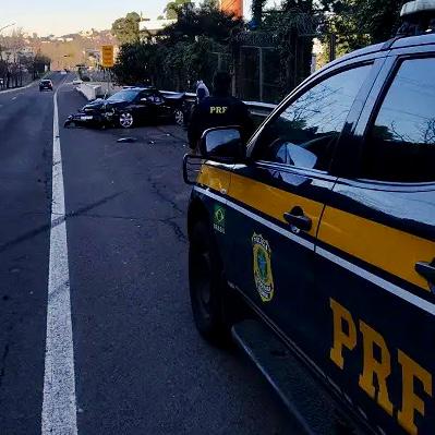 Motorista embriagado colide contra defensa metálica na BR-116 em Caxias do Sul.