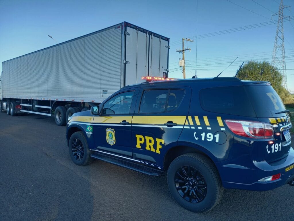 PRF prende caminhoneiro que dirigia por mais de dois dias sem descanso.