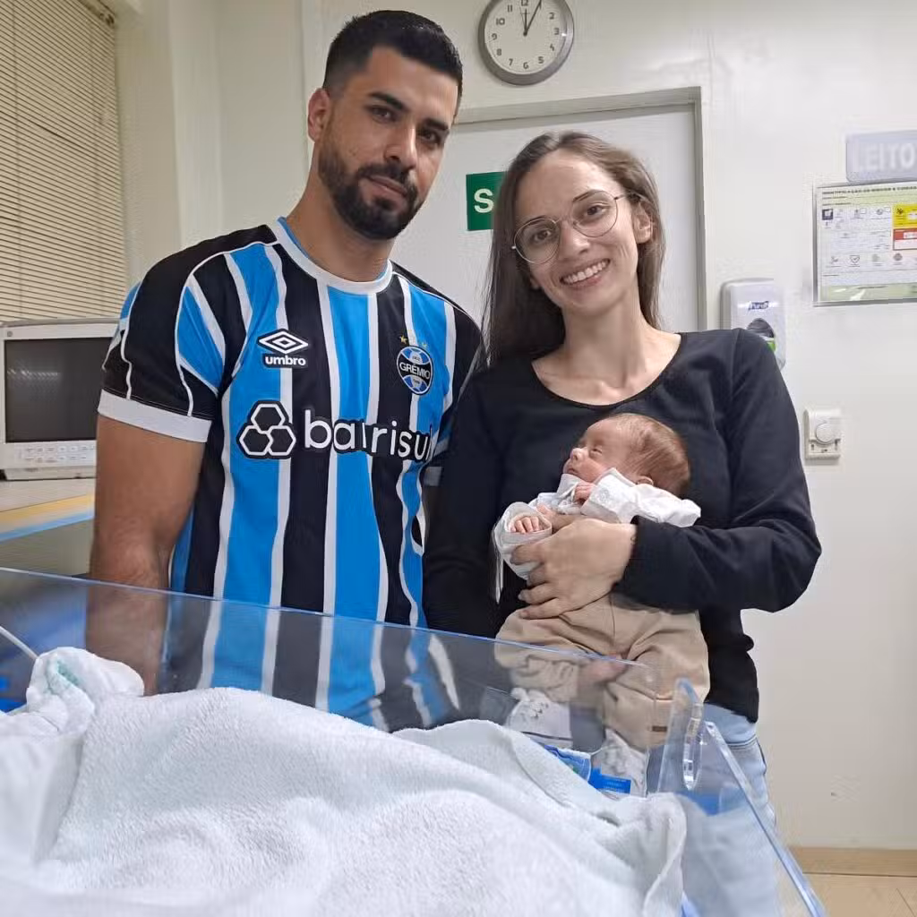 Bebê prematuro ganha alta após 83 dias na UTI Neonatal do Tacchini.