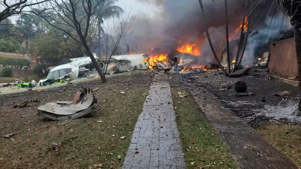 Avião com 62 pessoas a bordo cai em Vinhedo, no interior de São Paulo