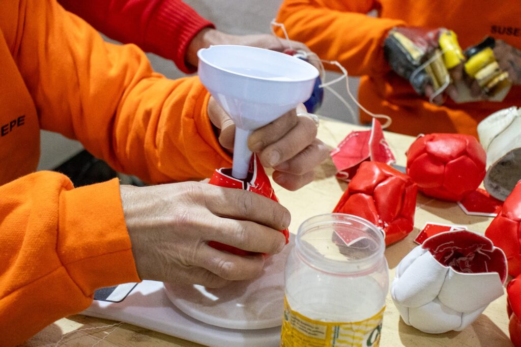 Fabricação de bochas paralímpicas com mão de obra prisional une ressocialização e solidariedade no RS