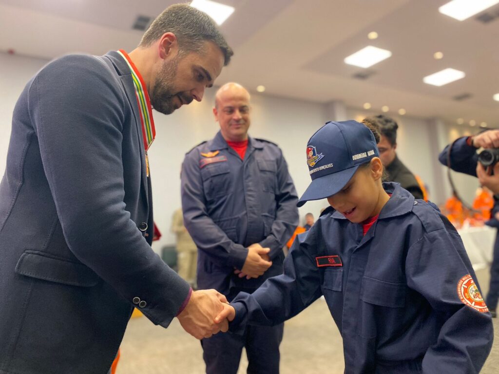 Alunos do Bombeiro Mirim de Bento homenageiam bombeiros que participaram de resgates no RS