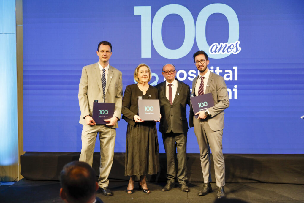 Hospital Tacchini lança livro oficial dos 100 anos