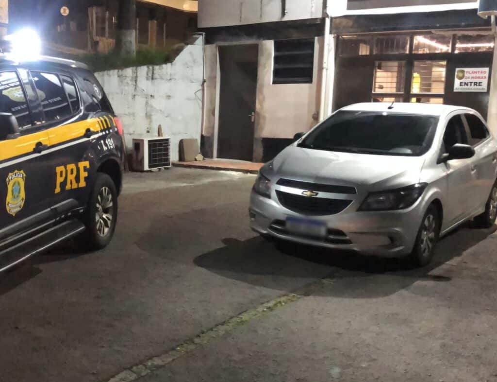 Casal com extensa ficha criminal é preso pela PRF após furtar produtos de supermercados em Bento Gonçalves.